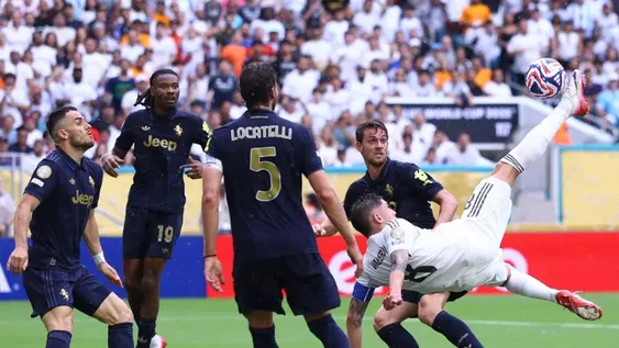 BRILLANTE. El uruguayo Federico Valverde, la gran figura del Real Madrid, intenta de chilena pero no podrá. El Merengue mostró su clase y se clasificó.