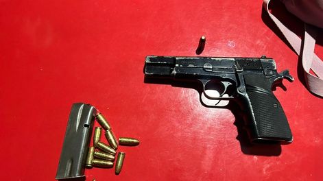 El arma y las municiones secuestradas por la Policía.&nbsp;