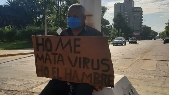 Pidiendo trabajo, un hombre se encadenó a un mástil durante la Apertura de Sesiones