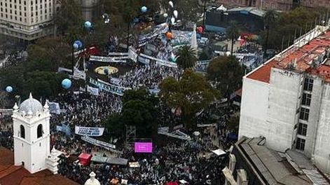 Gran cantidad de militantes esperan en Plaza de Mayo el discurso de Cristina Kirchner