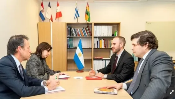 Tras reuniones de grandes fondos con Guzmán, los bonos se hundieron y saltó el riesgo país