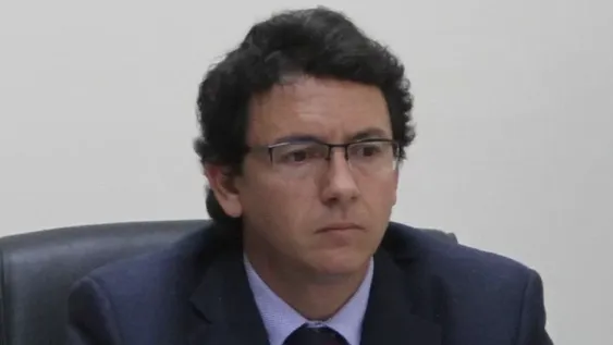 Aceptaría que violó y fotografió a la nieta de su pareja y que manoseó a su hermanita