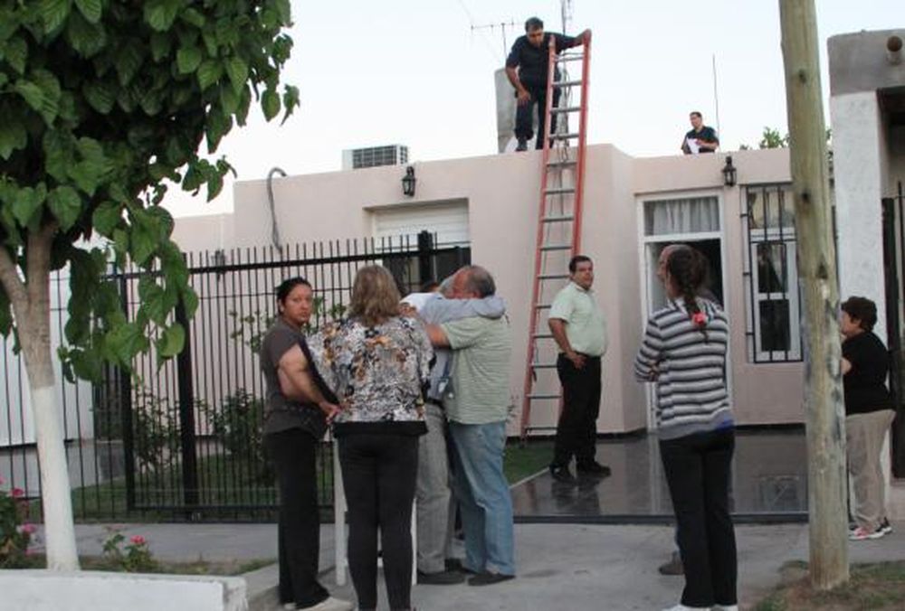 Quiso arreglar un problema eléctrico al vecino y se mató