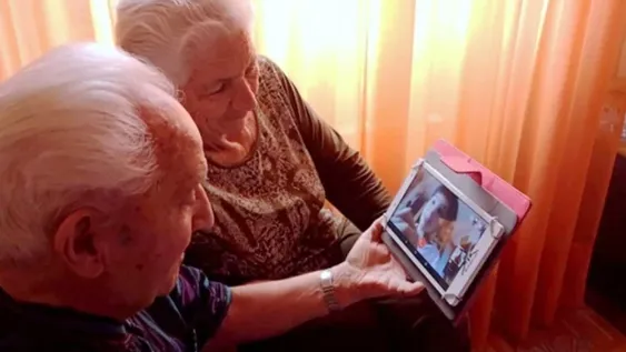 El 53% de mayores de 75 años usa celular, la compu e internet