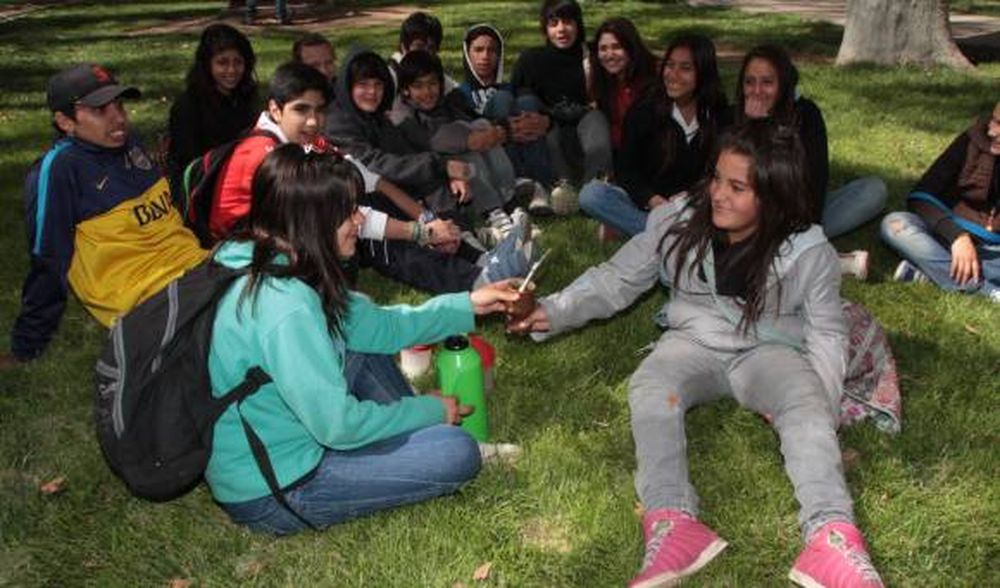 A falta de estudiantina, la previa fue en las plazas