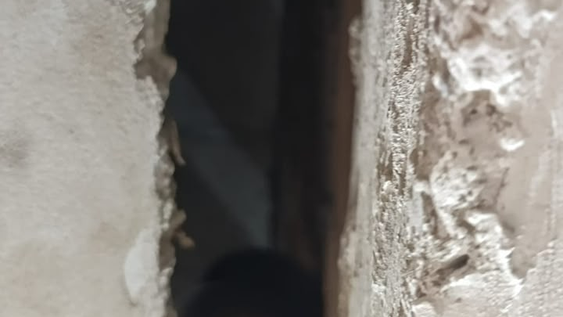 bomberos rescato a un nino de 3 anos que quedo atrapado en una parrilla