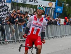 Nicolás Tivani festejó con alma y vida su consagración en el Campeonato Argentino de ciclismo. [FOTOS: GENTILEZA LUIS ROJO MALLEA]