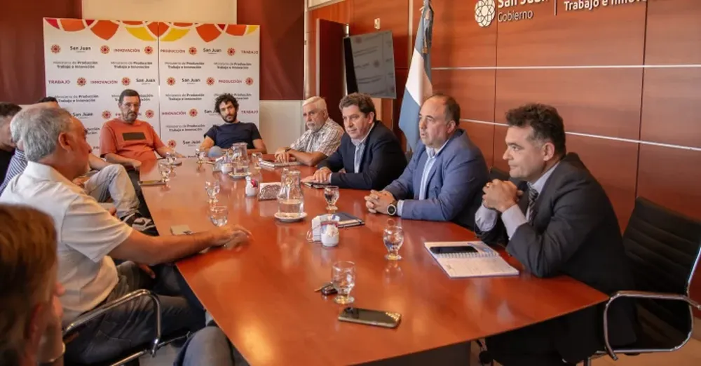 DIÁLOGO. El ministro de Producción se reunió ayer con la Mesa Vitícola. La otra semana se encontrará con su par mendocino.