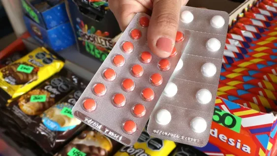 Oculta y casi sin control: cómo se realiza la venta prohibida de medicamentos en Capital