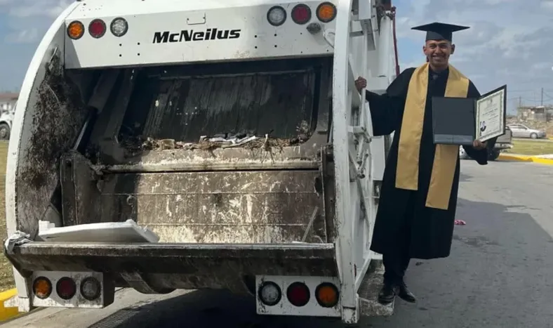 Trabaja de recolector y se volvió viral por celebrar su graduación en el camión de basura