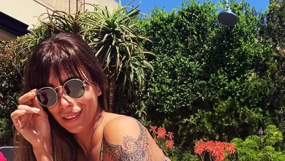 La Negra Capristo se duchó al aire libre y su bikini húmeda mostró de más