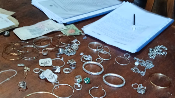 recuperaron los relojes y joyas robadas en el golpe millonario a una joyeria centrica: dos jovenes de 16 anos serian los autores