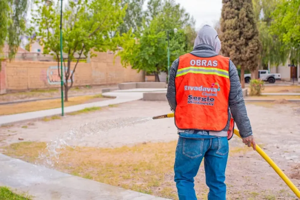 El municipio de Rivadavia realiza mejoras en la plaza del Barrio Gemo II.