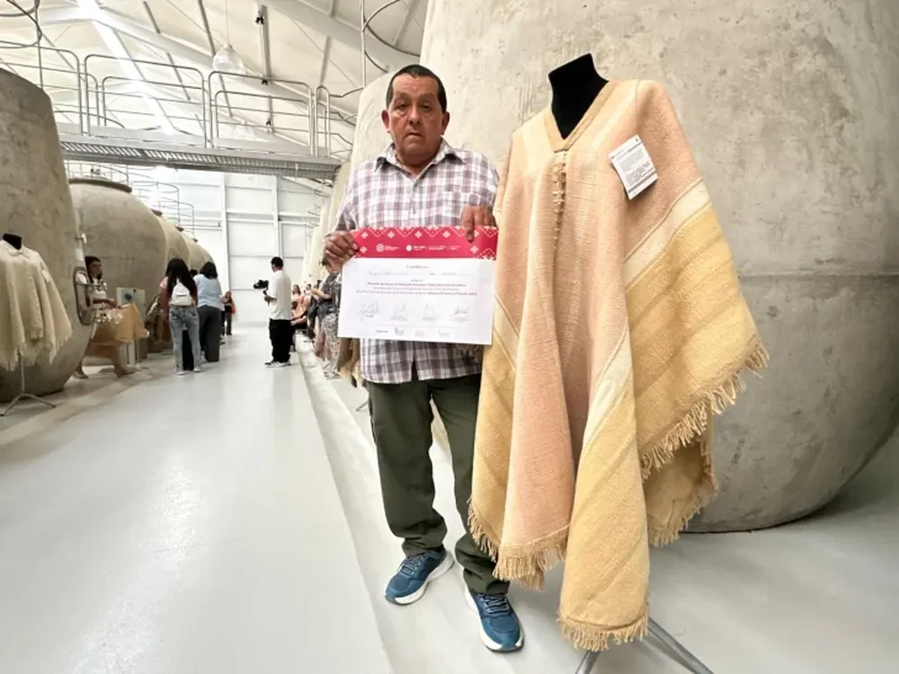 Roque Poblete es uno de los dos varones que participó del concurso de tejido al telar San Juan Premia su Poncho.