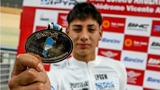 FACUNDO, integra la tercera generación ciclista de la familia Tivani. Campeón argentino de vueltas, integra el área de fondo del equipo nacional.