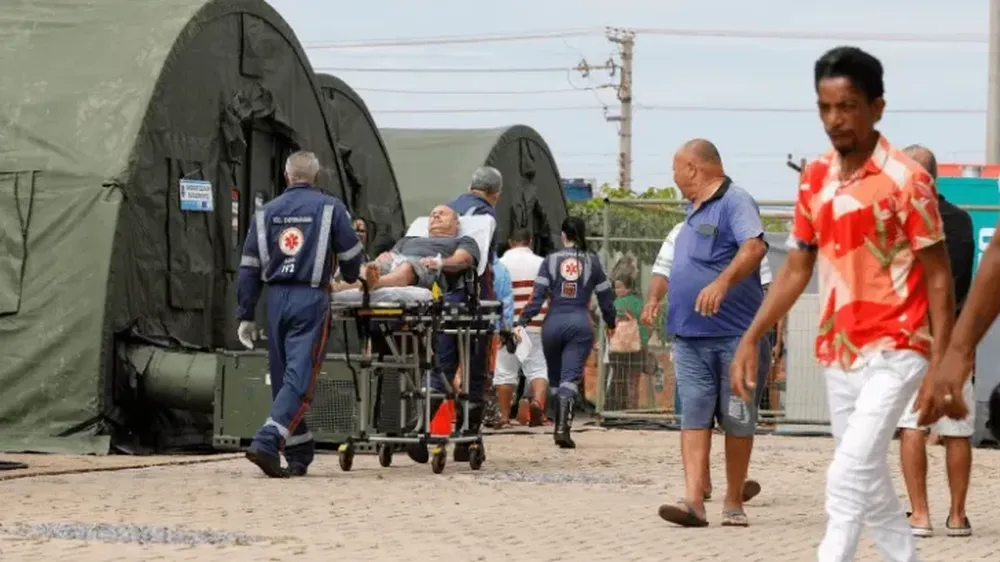 Un hospital de campaña en los alrededores de Brasilia, capital de Brasil, atiende a ciudadanos, debido a que los hospitales están colapsados por pacientes infectados por dengue.