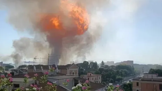 MIEDO. Lasllamas tras laexplosión seveían akilómetros y losromanos temíanlo peor. Algunospensaron queera un ataque terrorista.