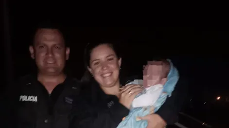 Policías le salvaron la vida a un bebé de dos meses que se estaba ahogando