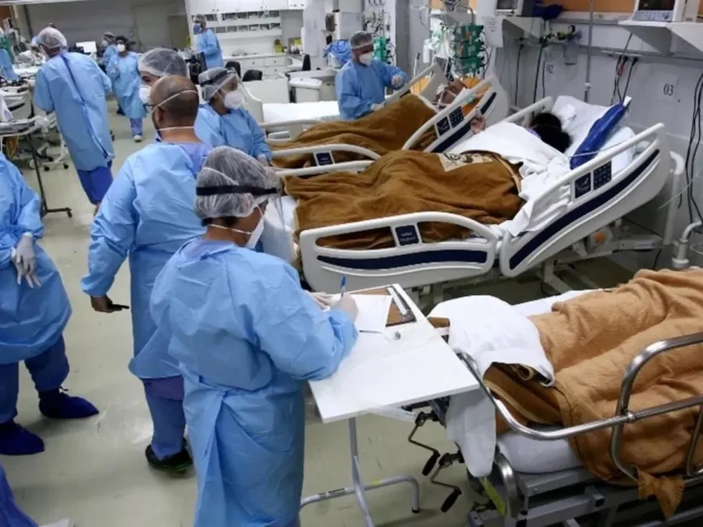 Con los hospitales al límite, hablan de una tercera ola de Covid que golpeará a Brasil