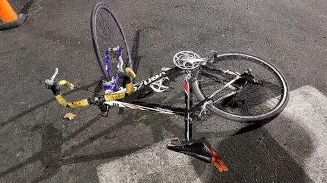 Un ciclista terminó fracturado tras chocar contra un auto en una peligrosa esquina