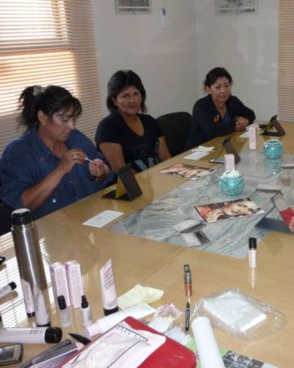 Las chicas tuvieron sesión de  belleza en medio de la basura