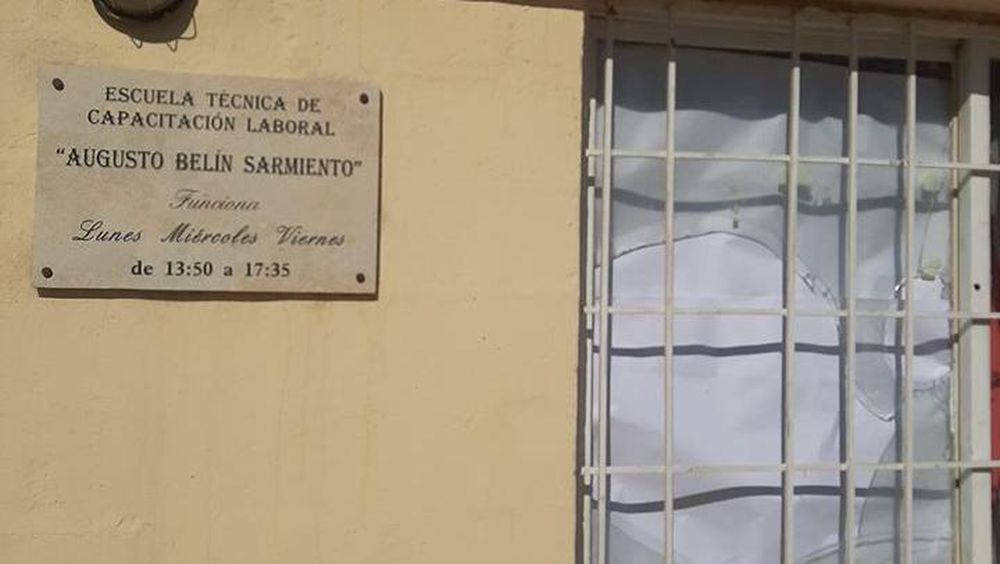 Segundo robo a una escuela de Sarmiento en 7 días: rompieron un vidrio y se llevaron una PC