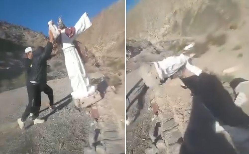 VIDEO: se filmaron destrozando una escultura de Jesucristo y la Policía detuvo a dos sospechosos