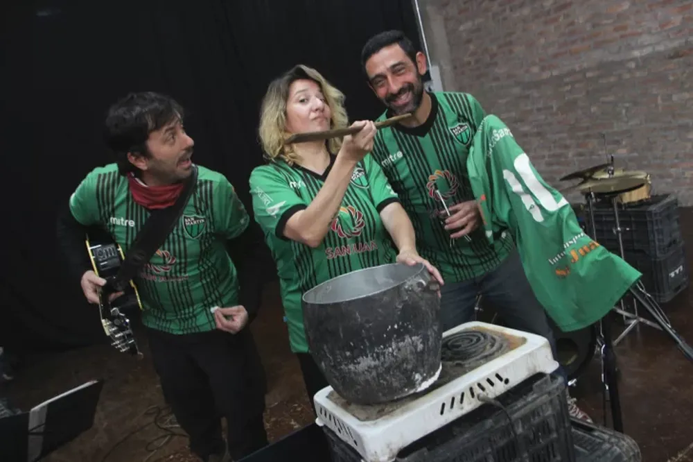 De izq. a der. Pepe Blasco en guitarra y voz, Giselle Slavutzky y Martín Castro Meglioli en batería. ( Foto DANIEL ARIAS )