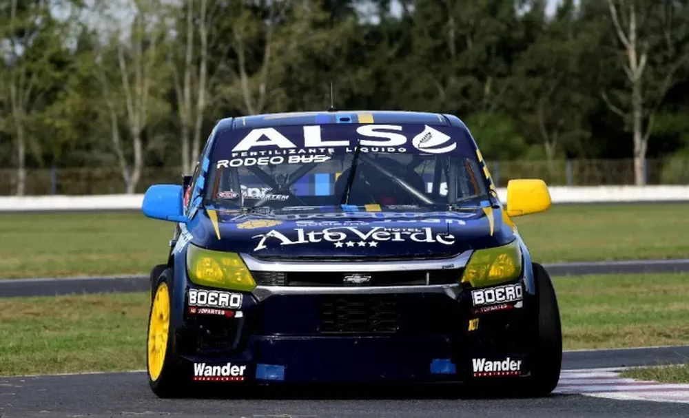 La S10 del sanjuanino en acción, ayer llovió y se complicó la clasificación, algunos pilotos no pudieron bajar sus tiempos cuando la pista se seco.