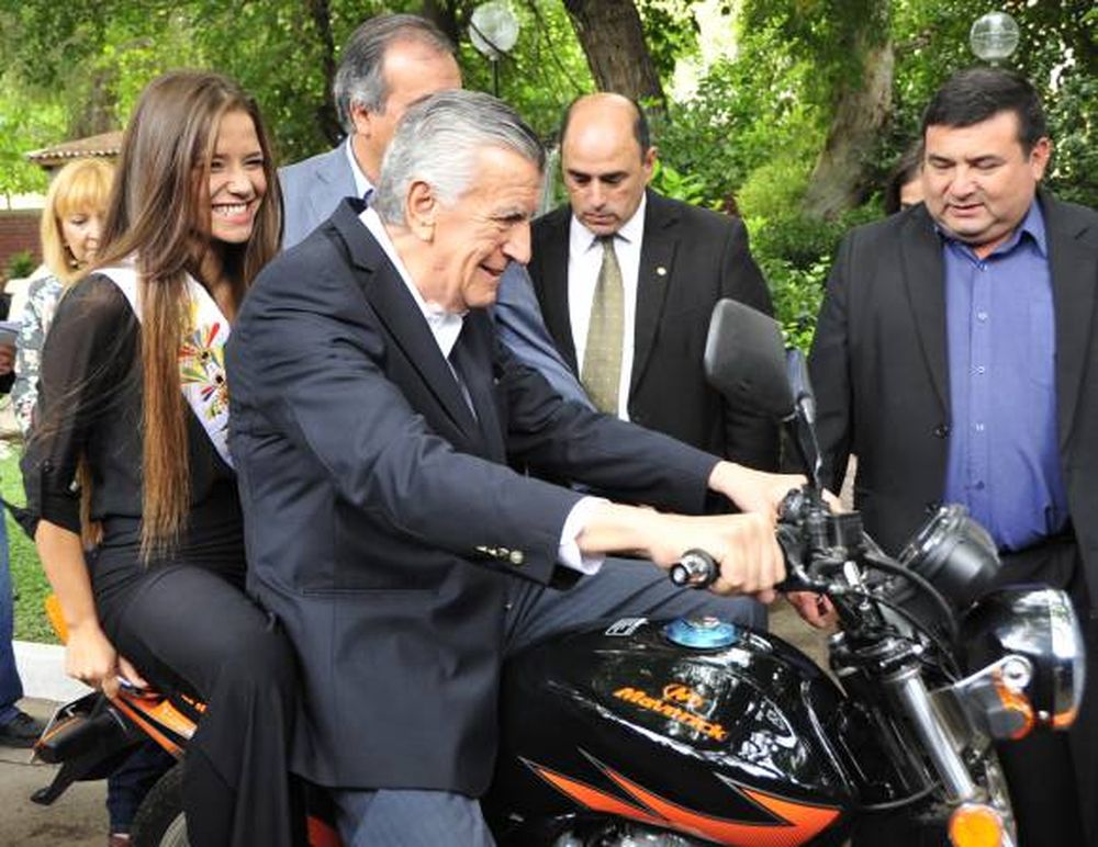 Las soberanas, en auto y moto