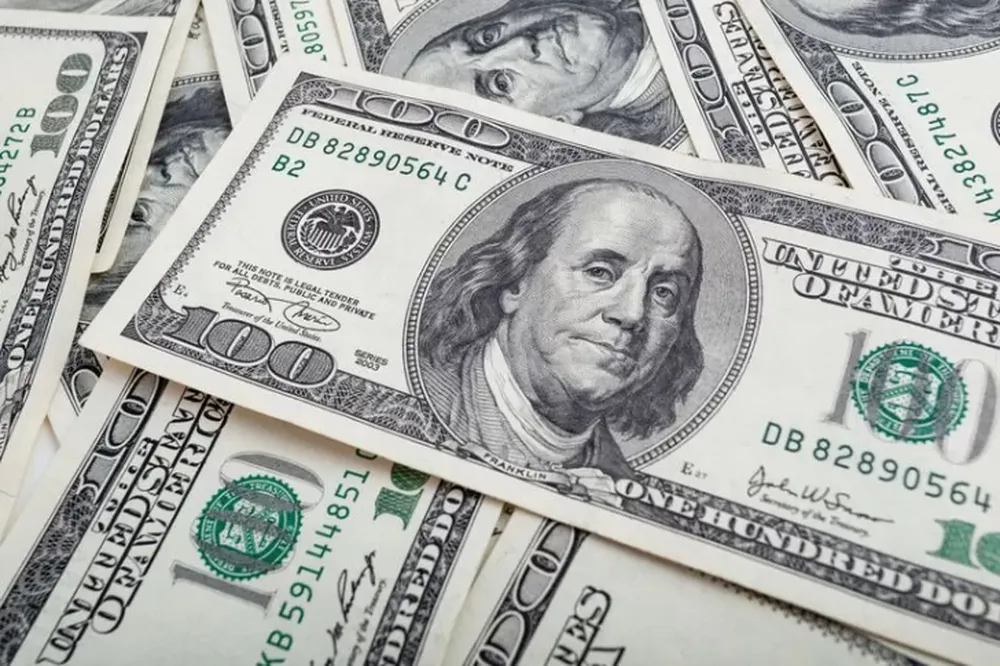 El dólar blue se negoció con una suba de 3 pesos y el oficial retrocedió cuatro centavos