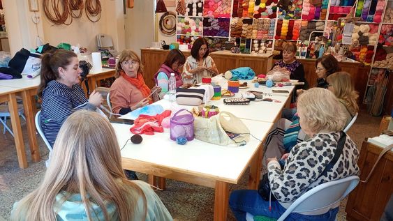 Las Paulas, es un local de venta de lana y taller de tejido donde las alumnas donan lo tejido a los recién nacidos del Hospital Rawson.