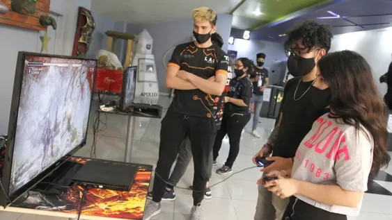 Joysticks encendidos y pochoclo en el cine