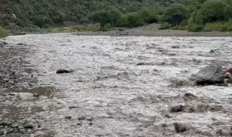 Intensa lluvia en San Juan: bajó creciente en Valle Fértil y cayó granizo en varios departamentos del Gran San Juan