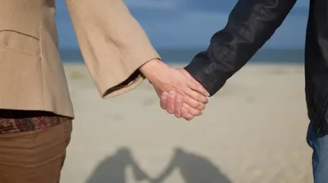 LAS RELACIONES INTERPERSONALES más importantes para la felicidad de las personas son las relacionadas con el amor. El amor es un bien mayor que produce felicidad.