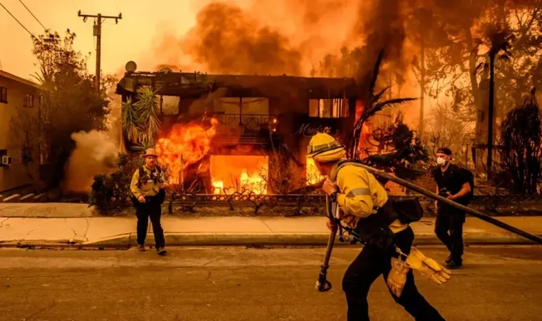 Incendios en Los Ángeles: ya son diez los muertos, más de 180.000 los evacuados y hay nuevos focos