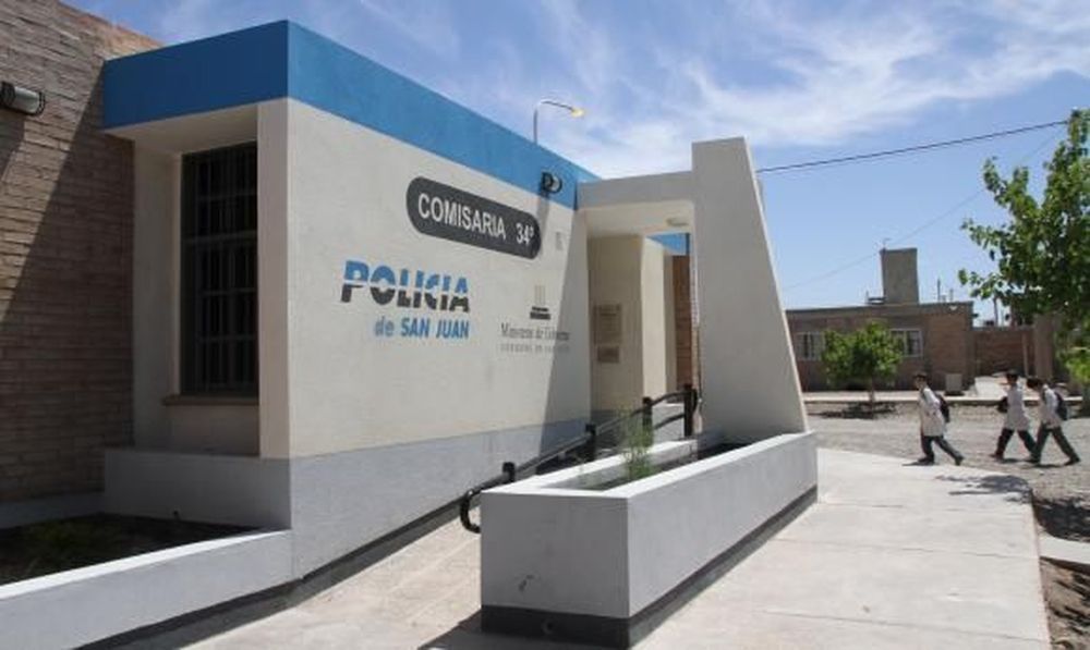 Se le reventó una rueda y volcó frente al Hospital Mental