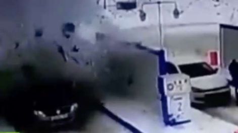 Un auto explotó mientras le cargaban gasoil y  se hizo viral