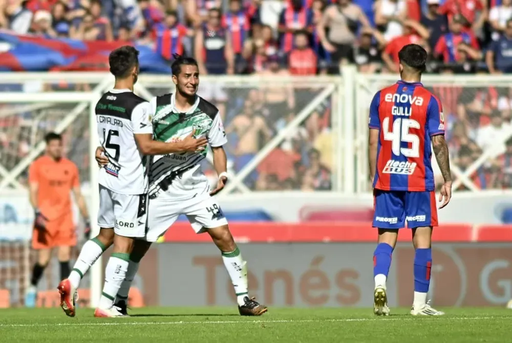 Festejo. Diego González ya hizo lo suyo en Nuevo Gasómetro para que San Martín gane un partido clave.