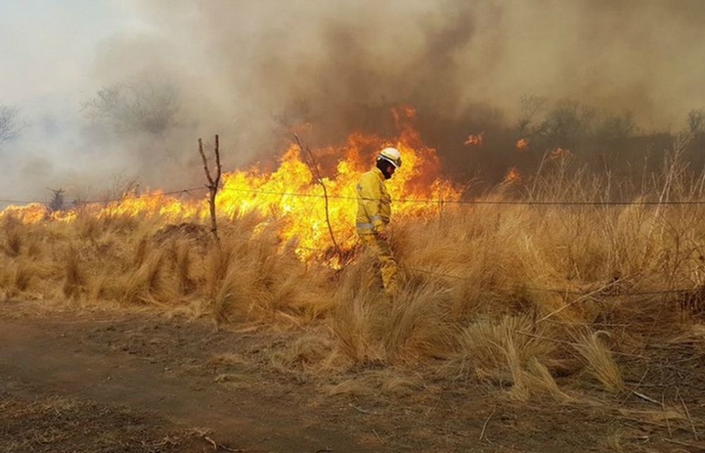 Fuertes vientos complican el combate de cuatro incendios en el Norte de Córdoba