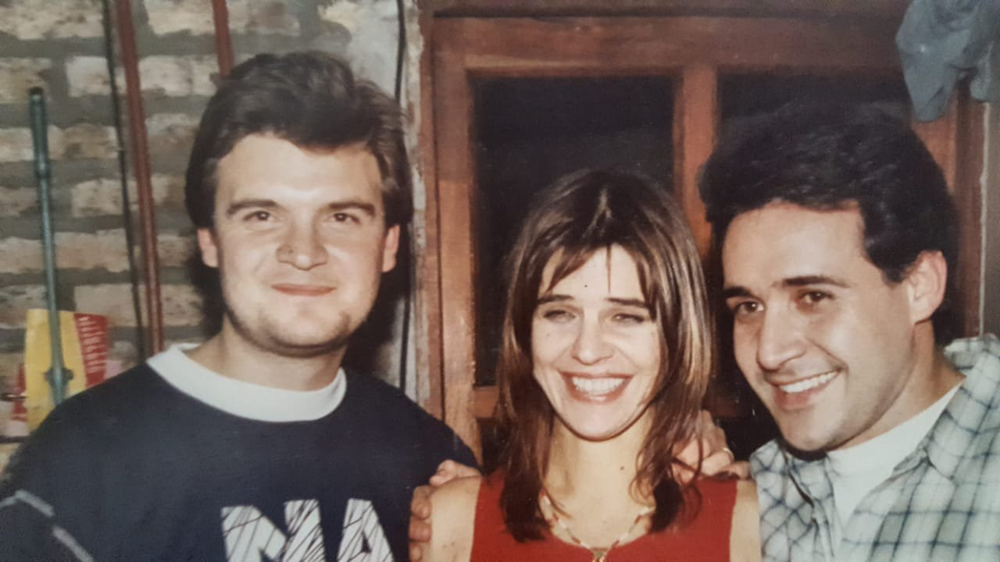 Fabiana Cantilo fue una de las primeras figuras que llegó a Urquiza, en 1995. En la foto, en la cocina del bar, con los socios Yeidi Flores y Oscar Hidalgo.