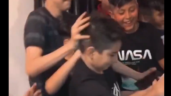 Un niño fingió un desmayo en su cumpleaños y la reacción de su madre se hizo viral