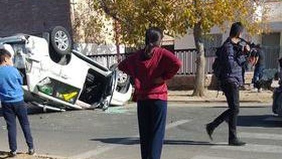 Violento accidente en Capital: tres autos chocaron y uno terminó volcando