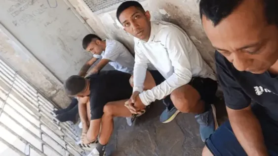 Los detenidos llevaban barretas, guantes y pasamontañas.