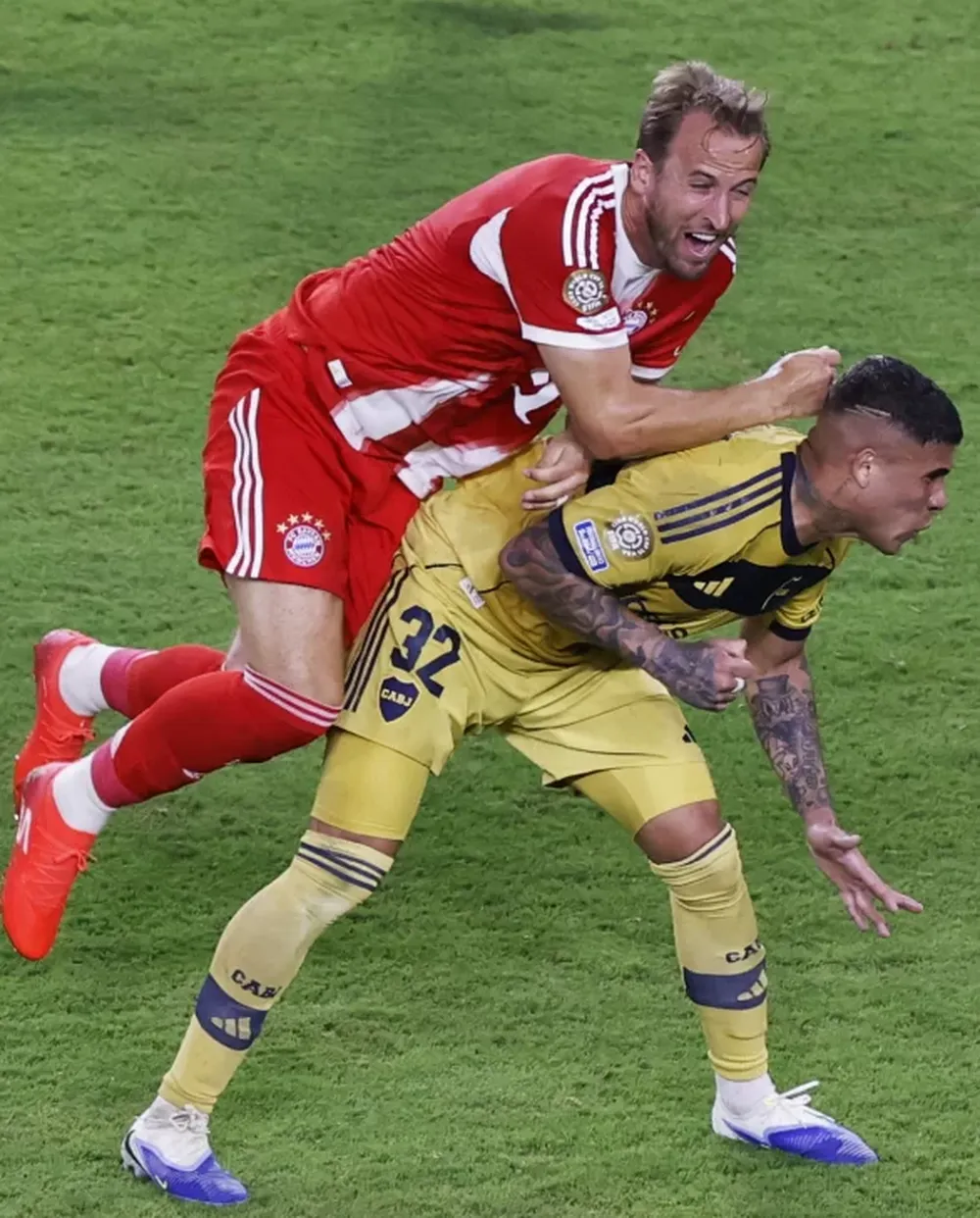 Sentido. Ayrton Costa sintió molestias ante el Bayern y se confirmó lo peor.