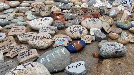 Guardarán las piedras de la marcha y construirá un espacio para recordar a los fallecidos de Covid-19