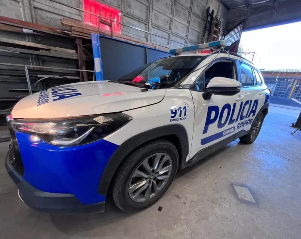 LISTOS. Los 20 patrulleros blindados ya están ploteados y a la espera de ser trasladados desde Ezeiza hasta el departamento Rawson, una vez que esté terminado el papeleo de la transferencia.