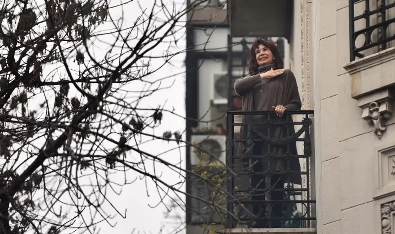 ¿CRISTINA PODRÁ SALIR A SALUDAR?. No hay nada escrito sobre sus salidas al balcón. Hay quienes dicen que sí, otros que no.