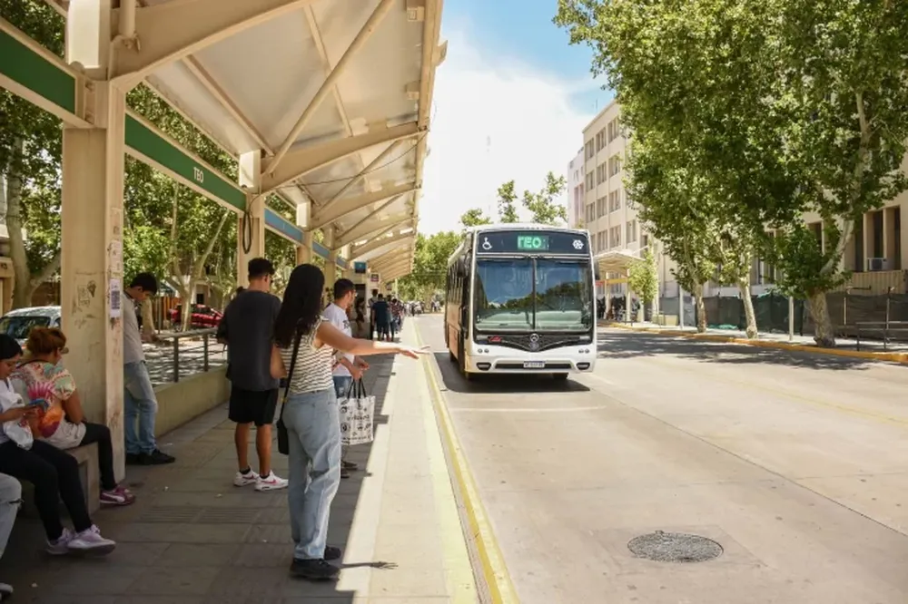 Durante el verano, las empresas modifican los horarios teniendo en cuenta el menor flujo de pasajeros, que repercute en la rutina de los choferes, dicen de UTA.