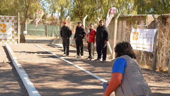 Las personas mayores de Calingasta estrenaron nuevas canchas de tejo.